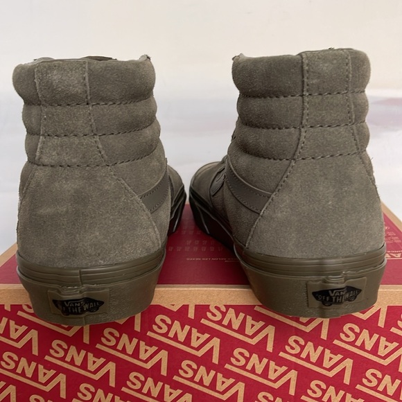 Vans Men’s Sk8-Hi
Mono Suede Olive
VN000CP9OLV
SNEAKERS - Picture 14 of 16